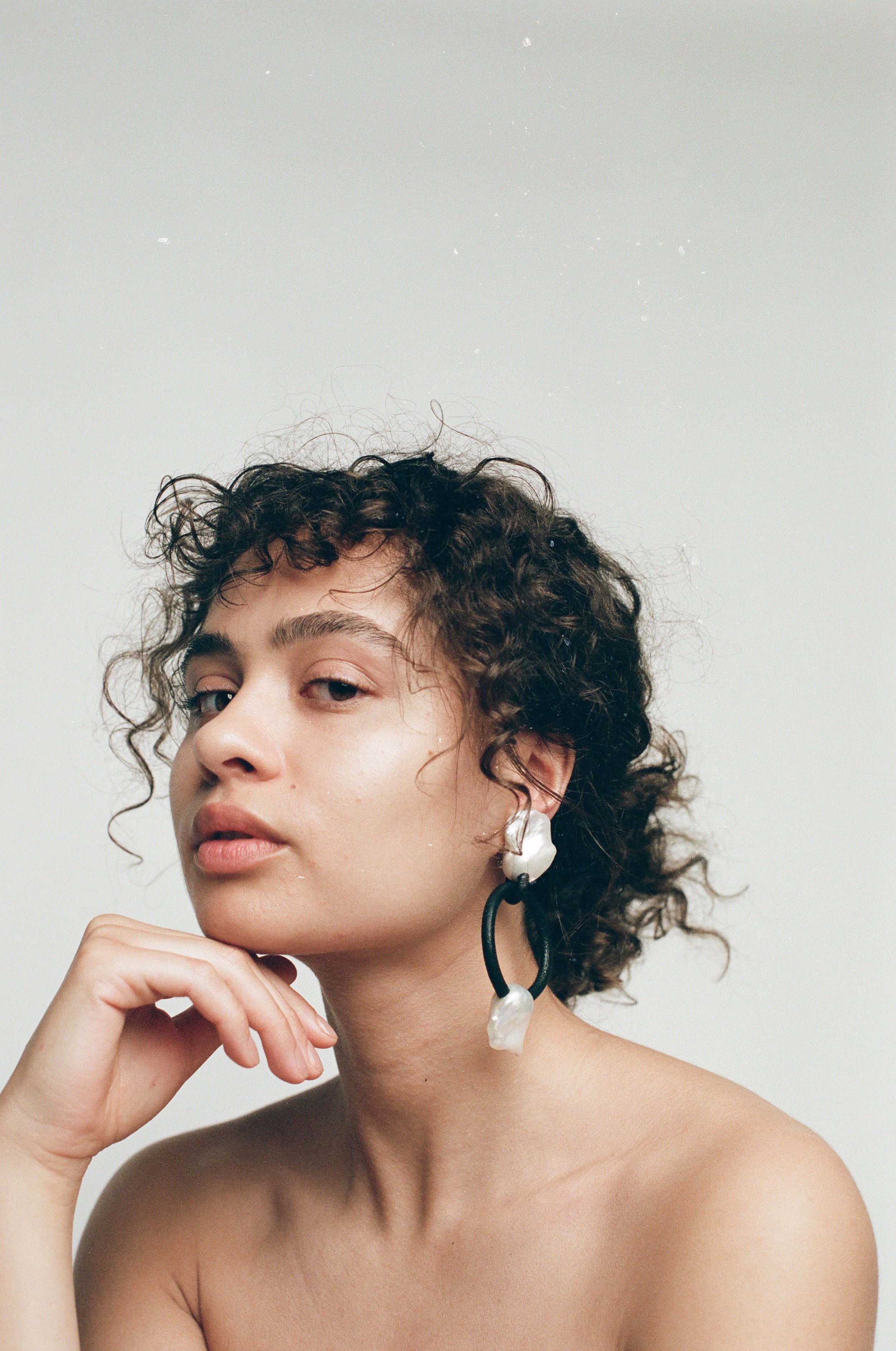 Roche earrings: baroque pearls, leather hoop