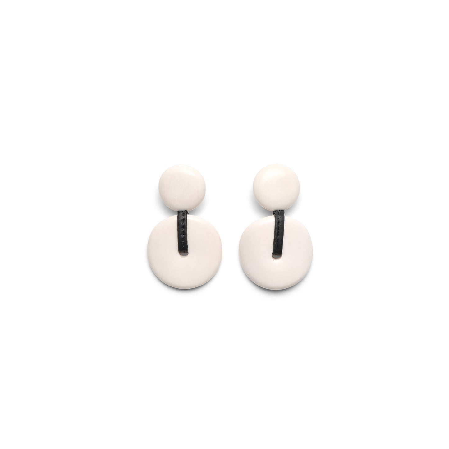 Earring in bone, Monies