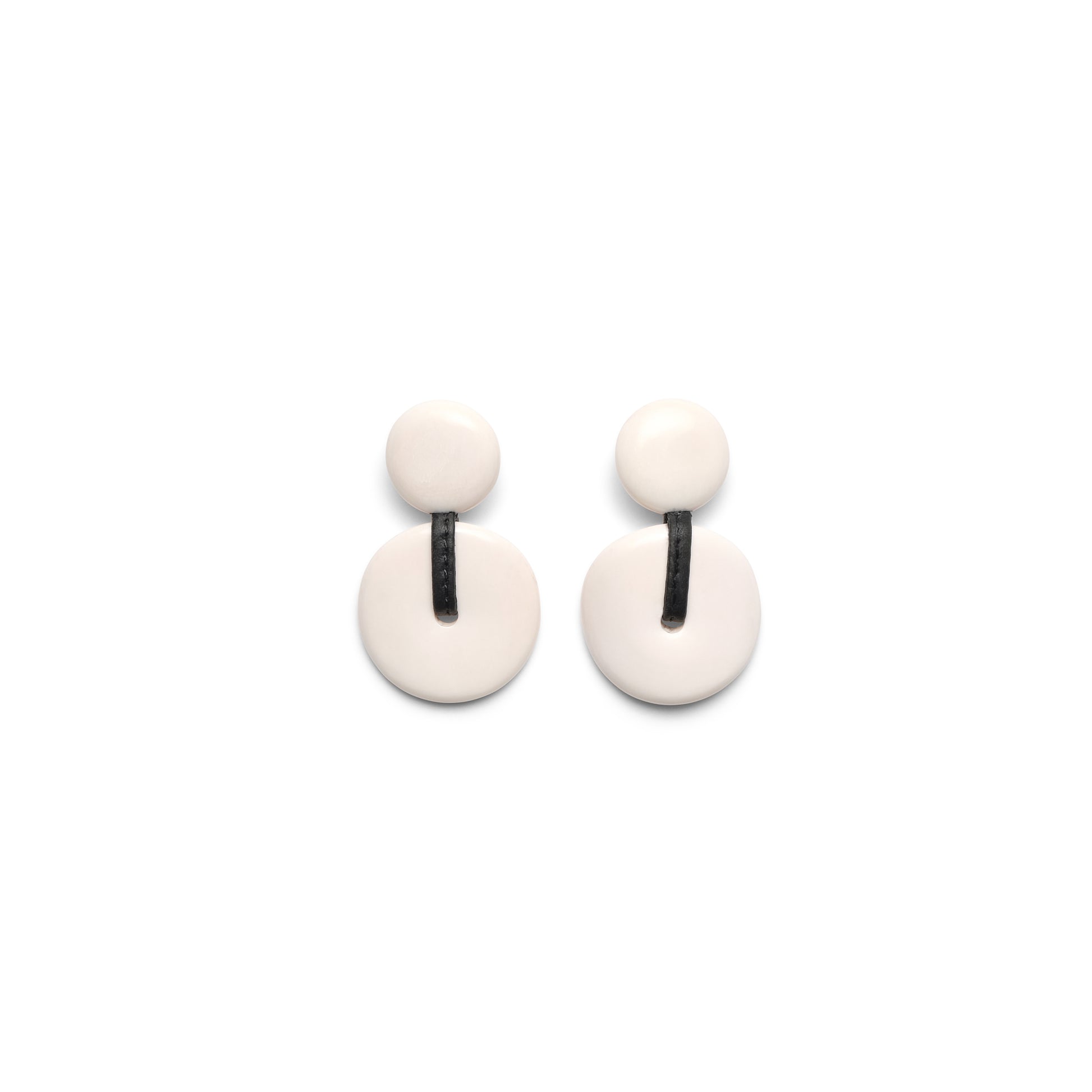 Earring in bone, Monies