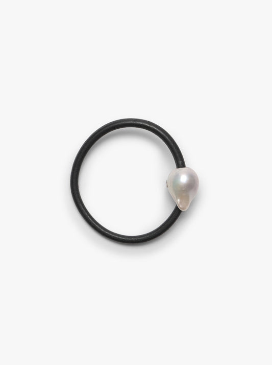 Bangle in baroque pearl and leather
