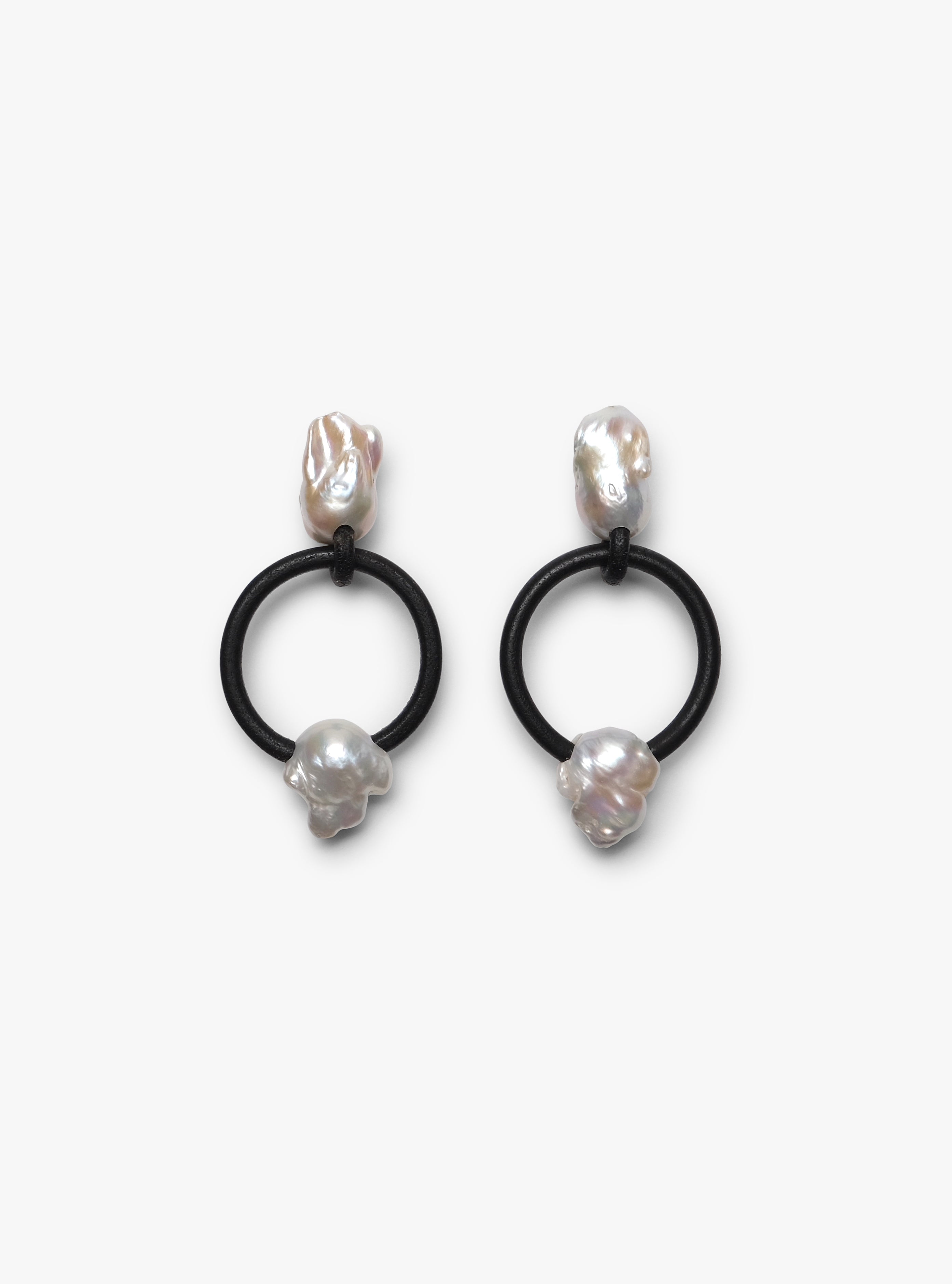 Roche earrings: baroque pearls, leather hoop