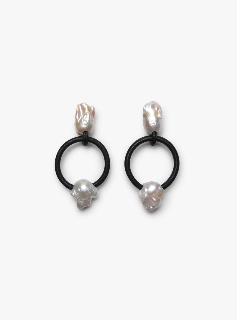 Roche earrings: baroque pearls, leather hoop