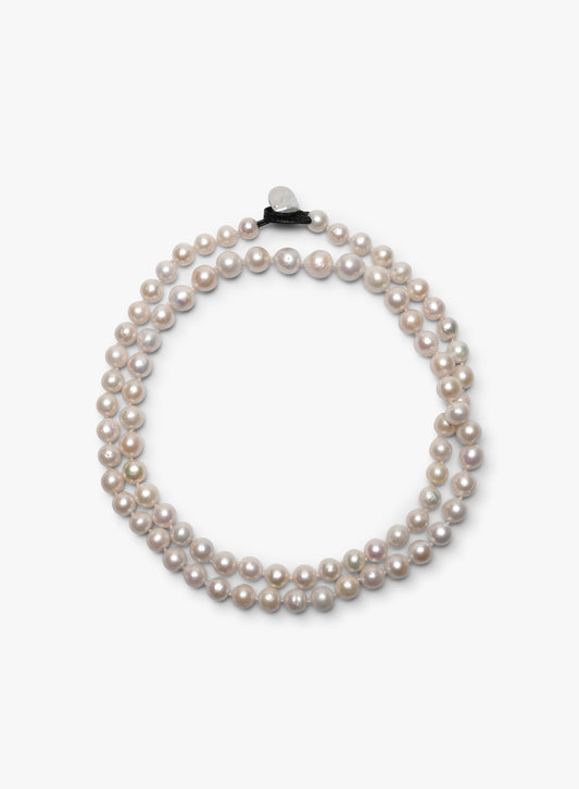 Long necklace in pearls