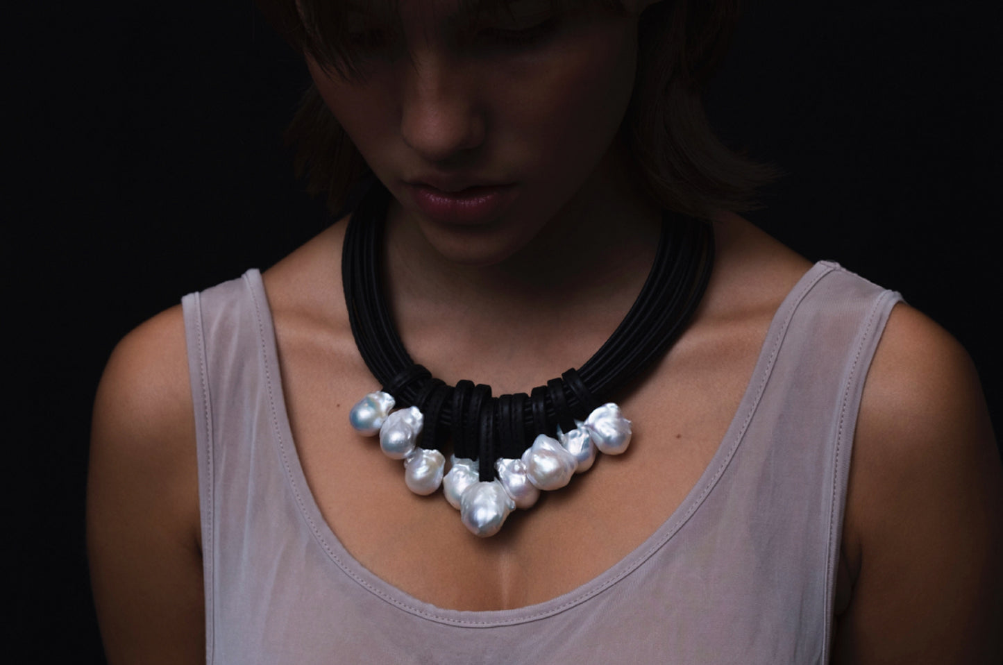 Necklace in baroque pearls and leather