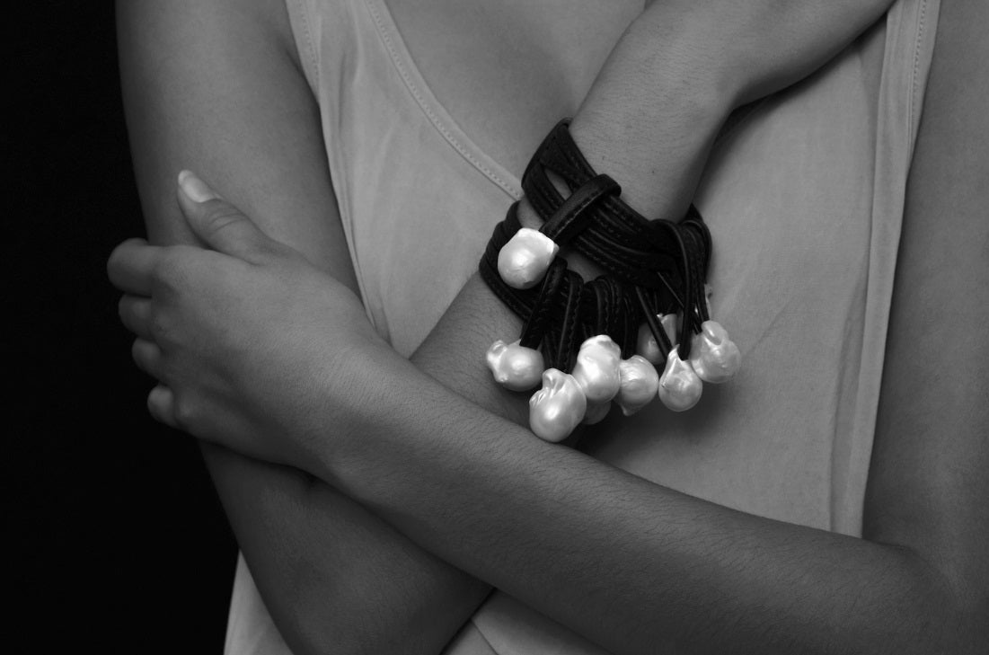 Bracelet: baroque pearls, leather