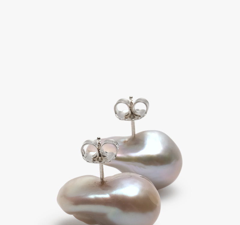 Cadre stud earrings: baroque pearl