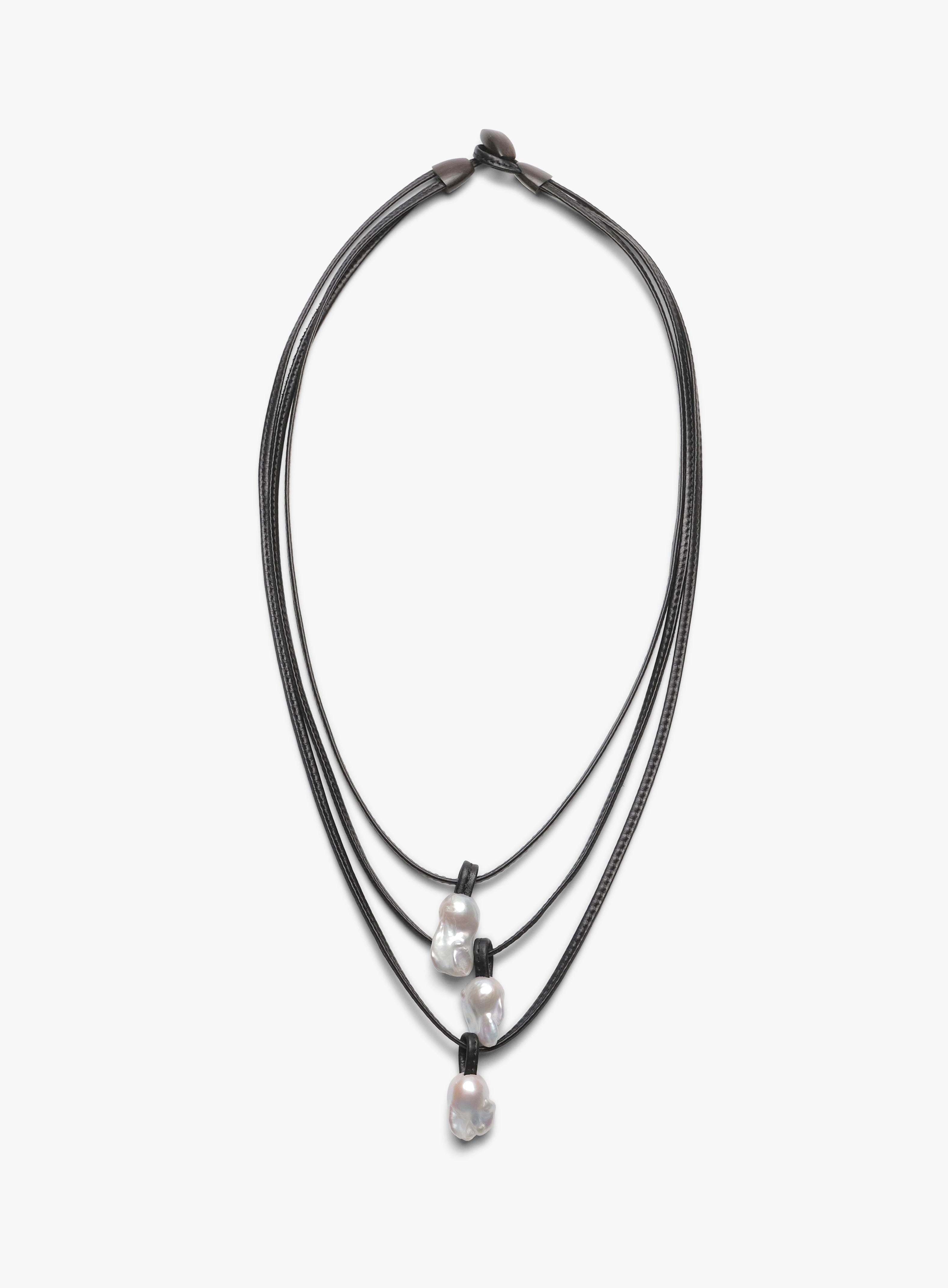 Albéa necklace: baroque pearls, leather