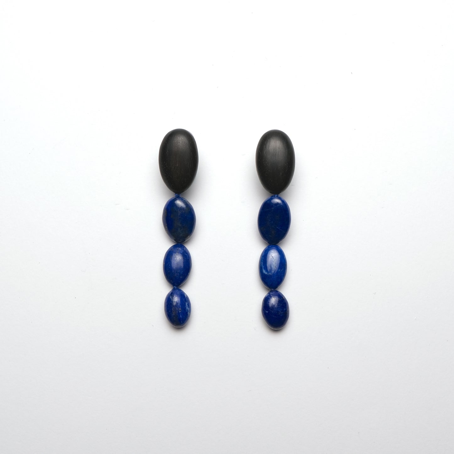 Earring in ebony and lapis lazuli