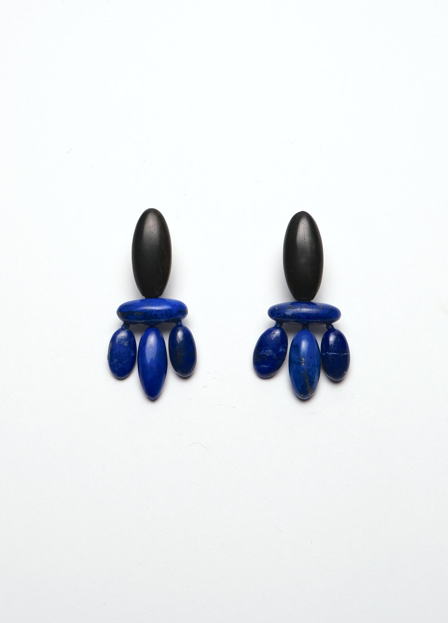 Øreringe: ibenholt, lapis lazuli