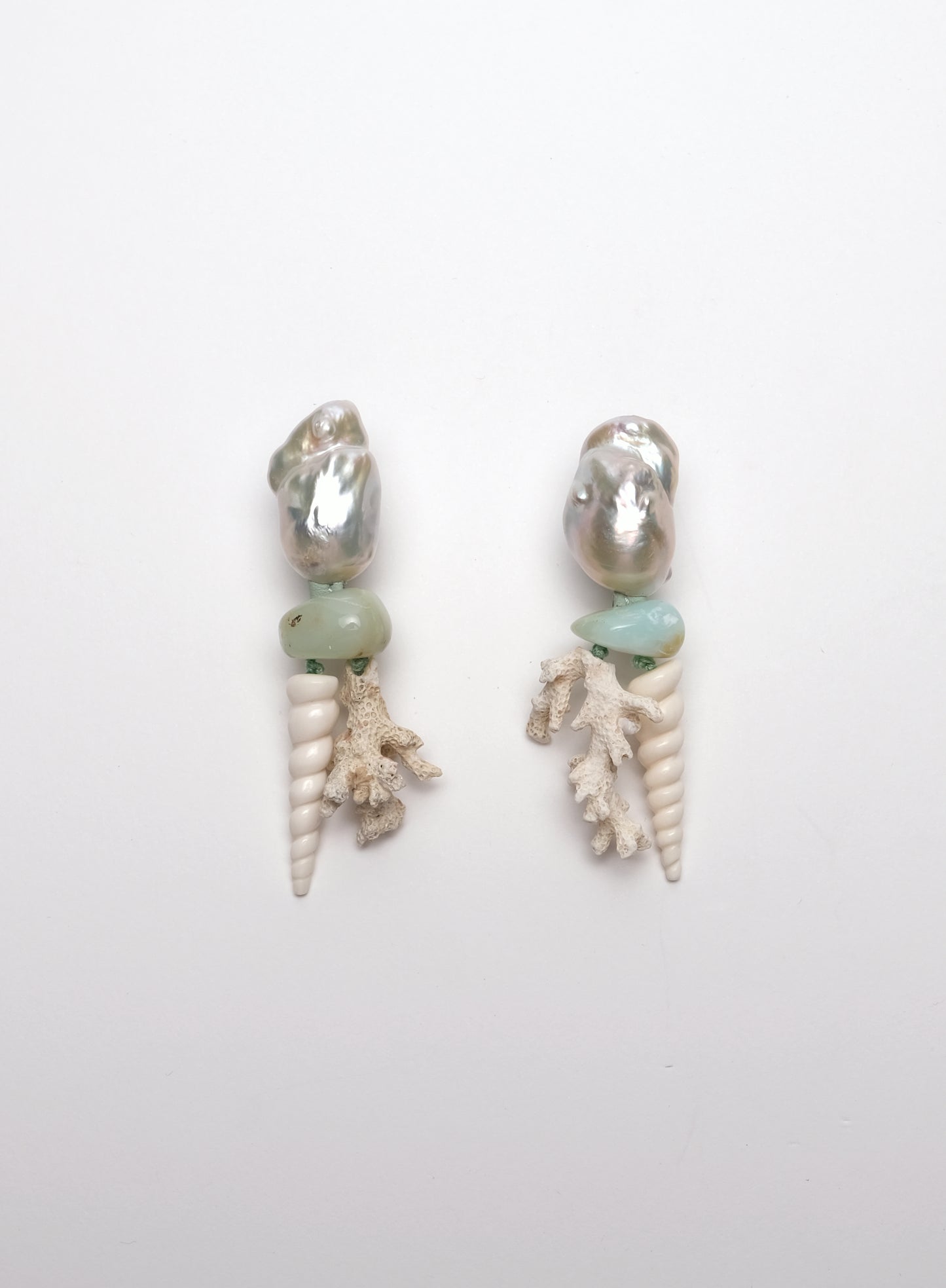 Øreringe i opal, skal, perle