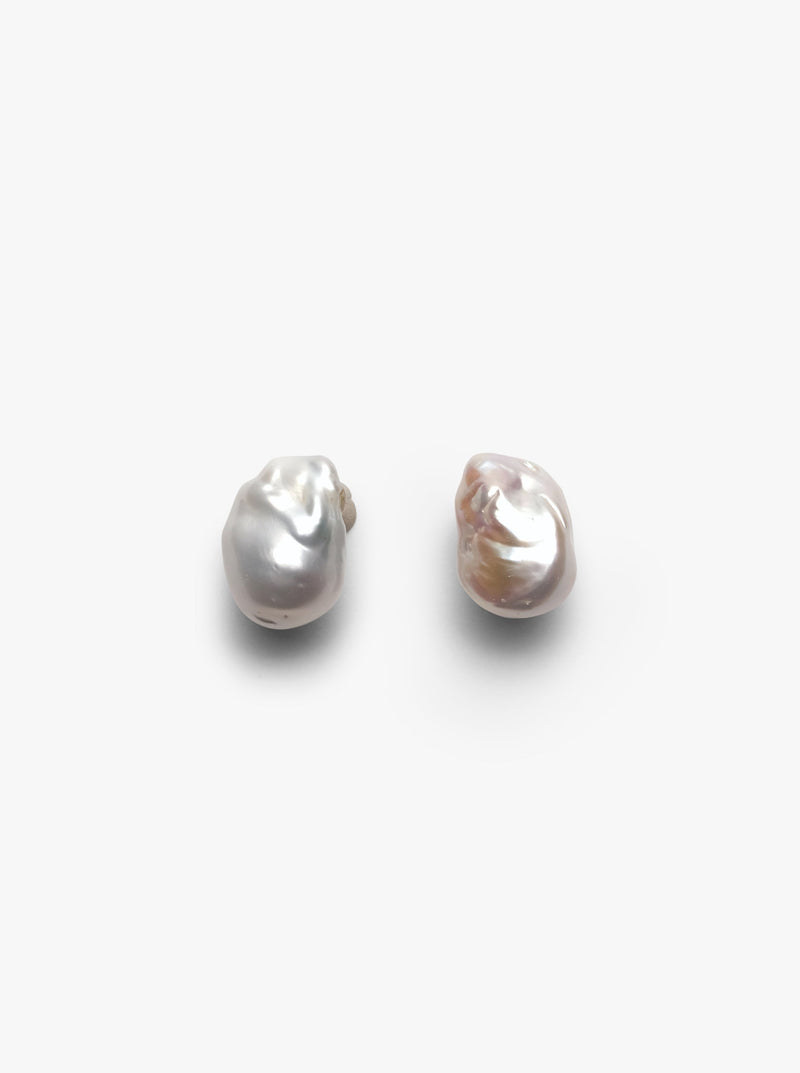 Cadre stud earrings: baroque pearl
