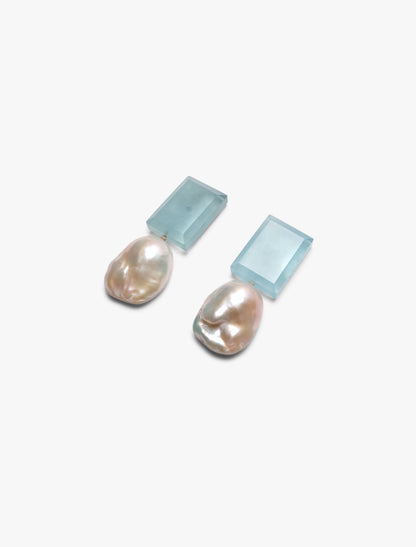 Stud earrings in aquamarine and pearl