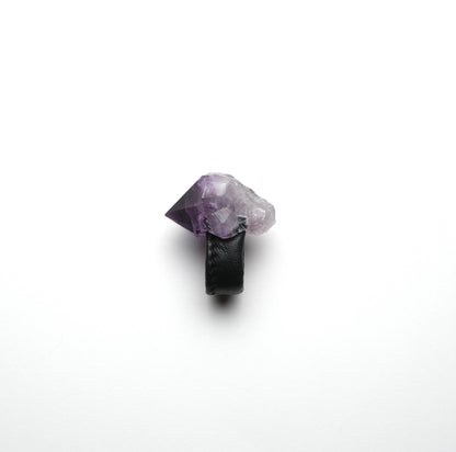 Ring in amethyst and leather
