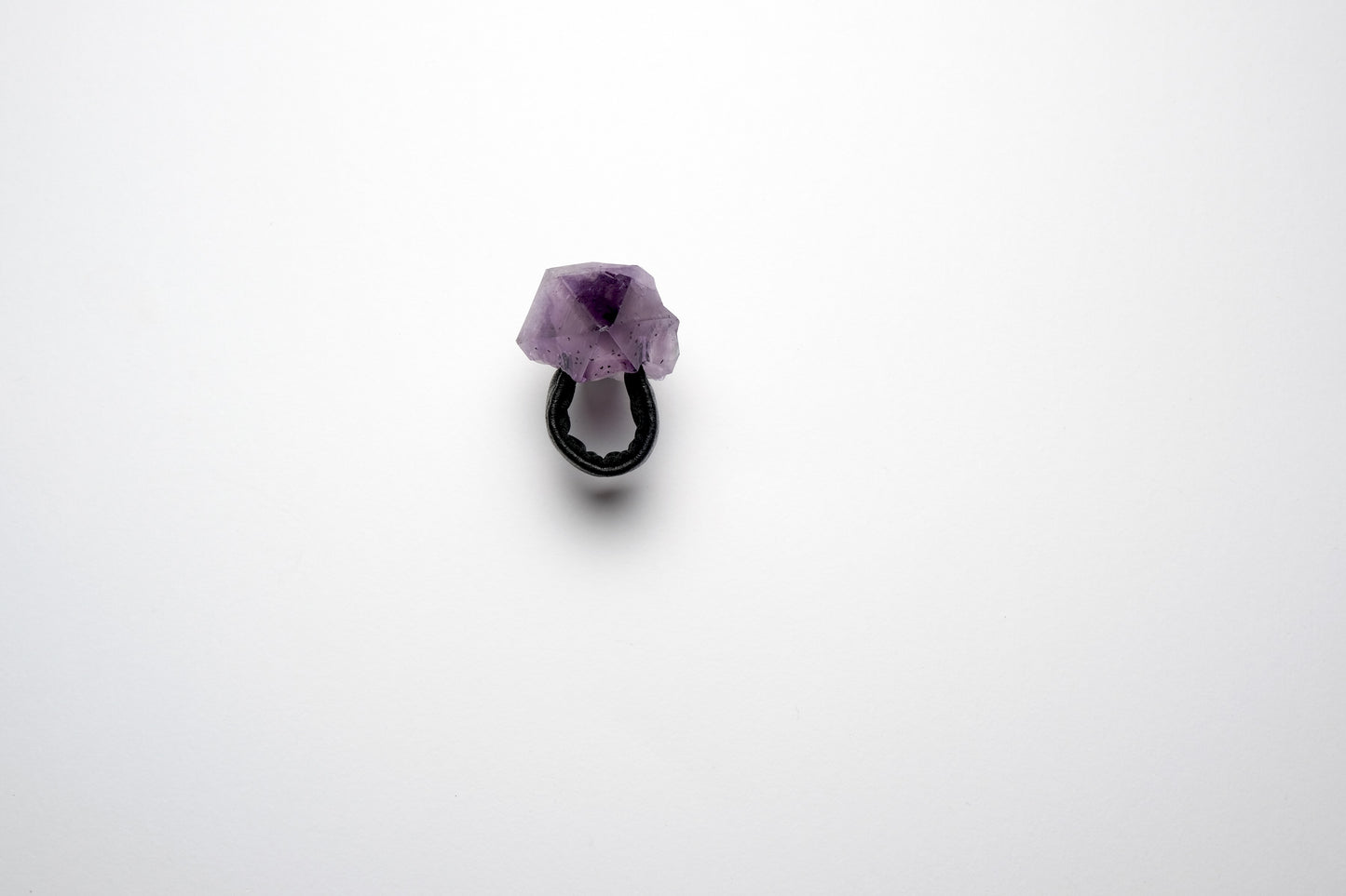 Ring in amethyst and leather